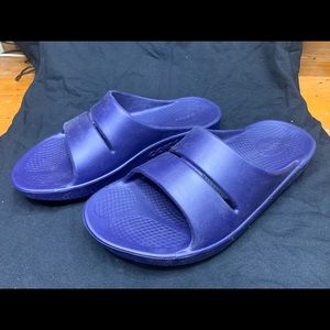Oofos ladies or mens flipflops.
